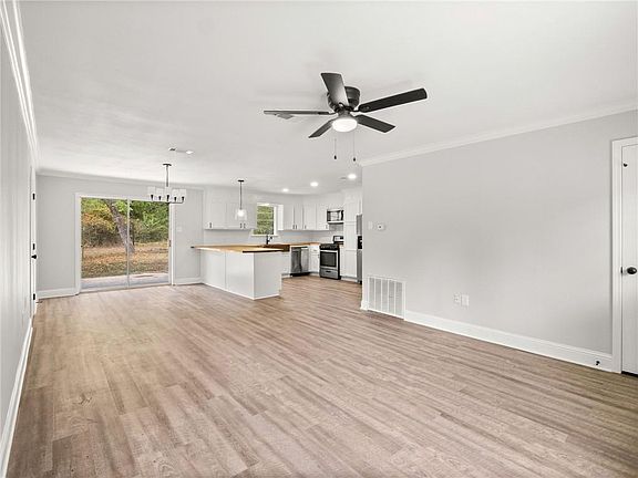 3rd image of 135 Circle Dr