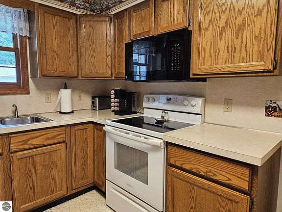 5th image of 910 Geller Ct
