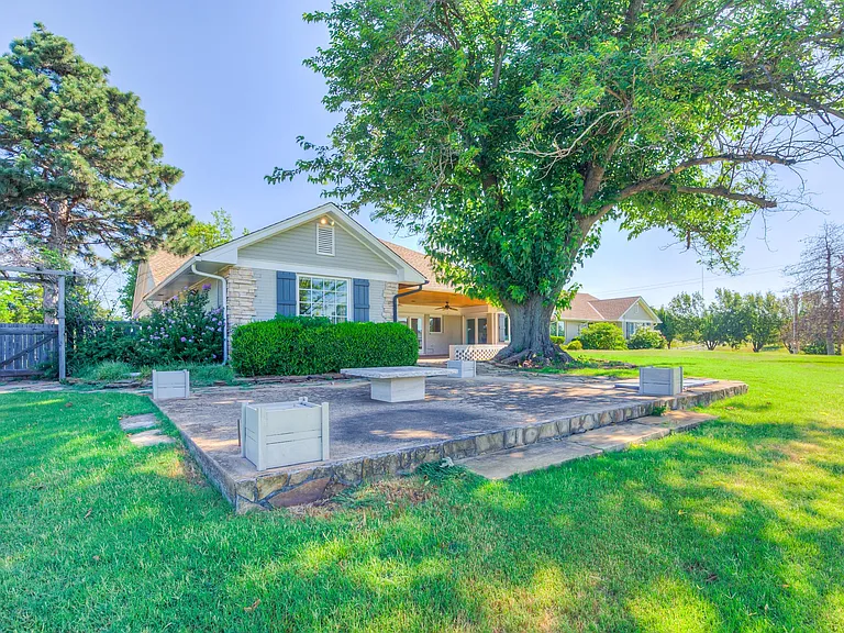 1516 E Britton Rd — Photo 33