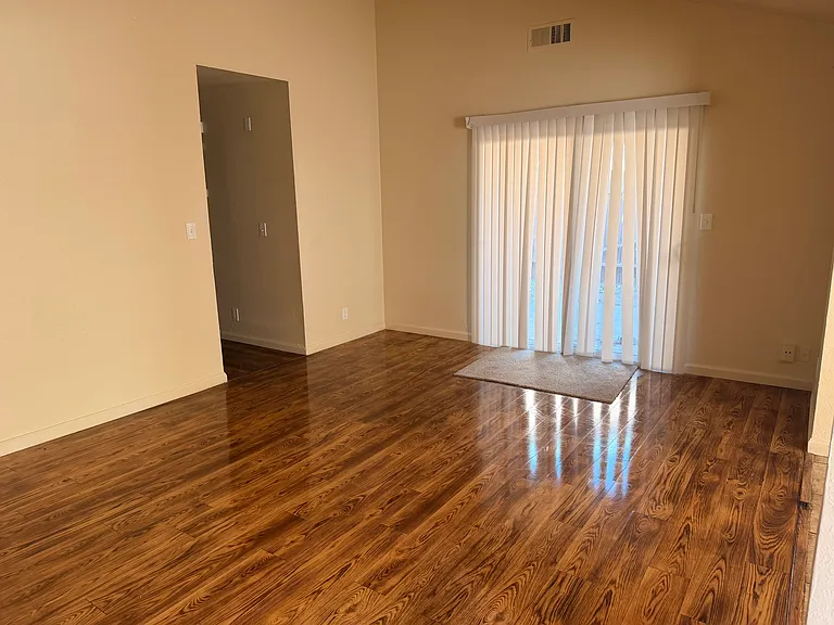 2015 Comstock Dr #2015 — Photo 3