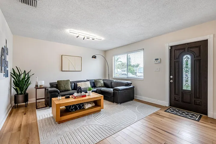 3 bed, 1232 sqft, $3,300 — Photo 3