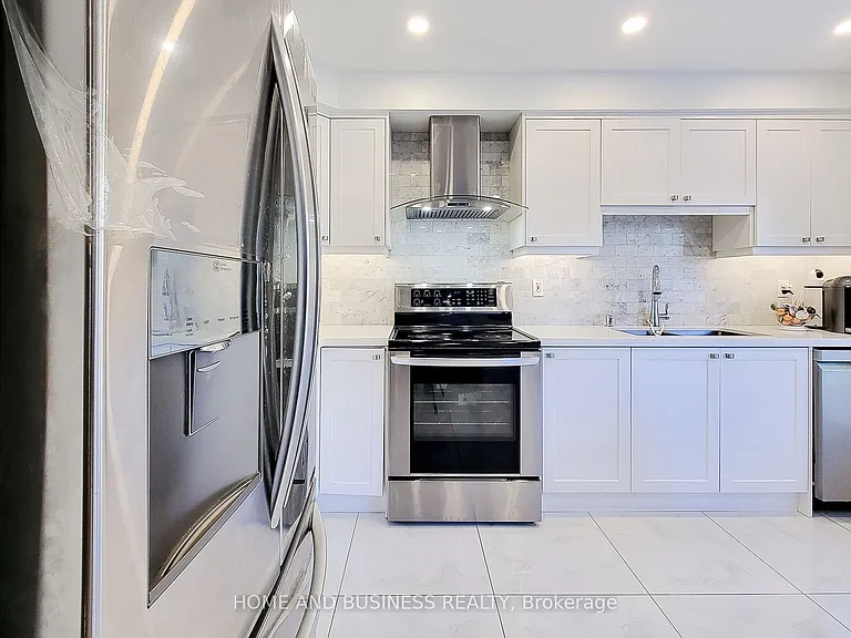 2374 Baintree Cres — Photo 11