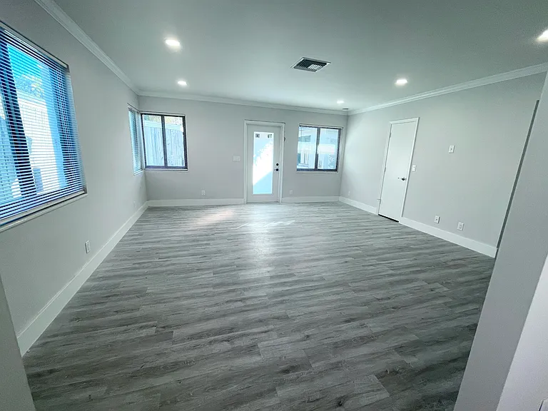 927 N L St — Photo 3