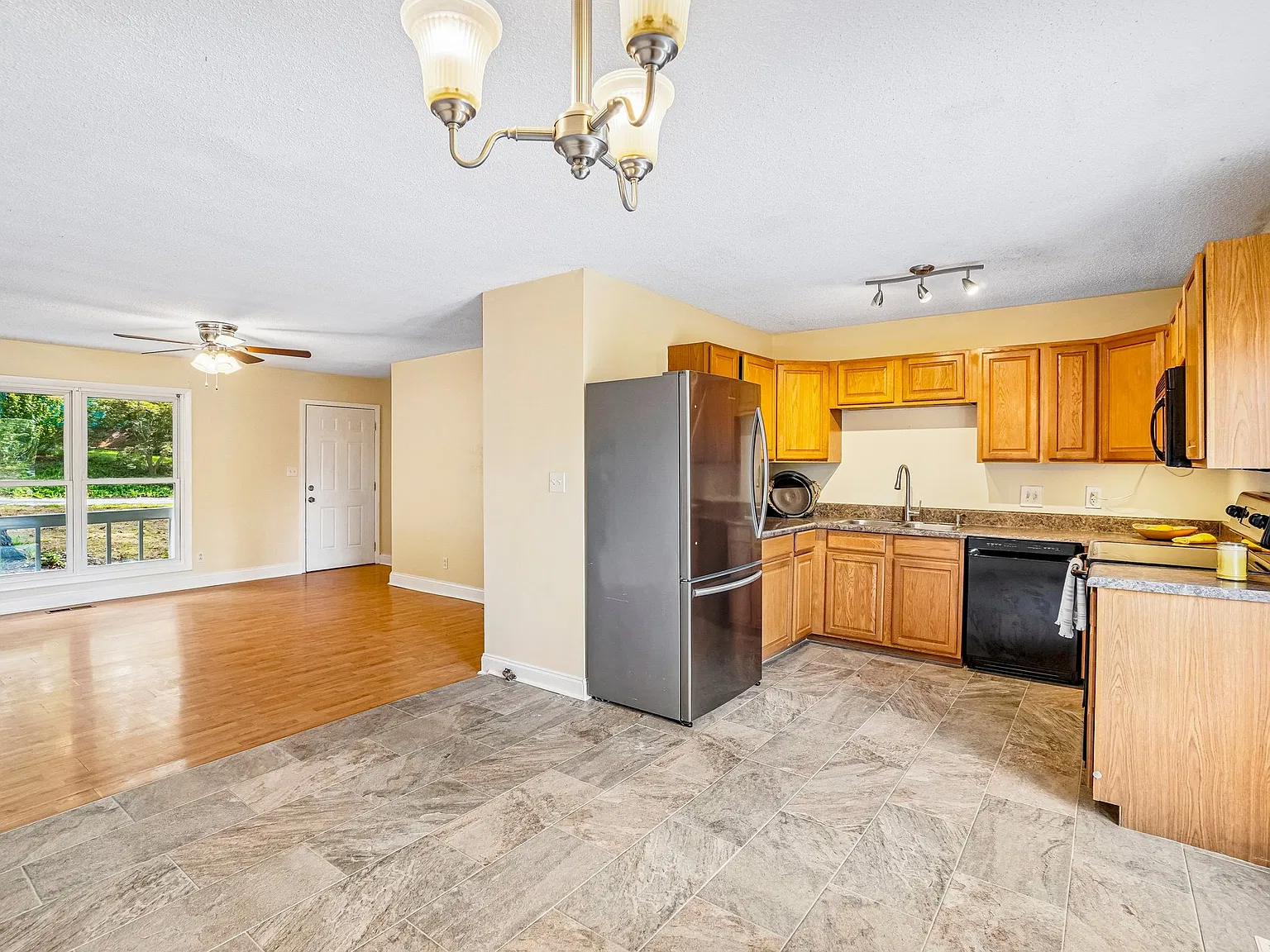 4 bed, 1424 sqft, $2,200 — Photo 4