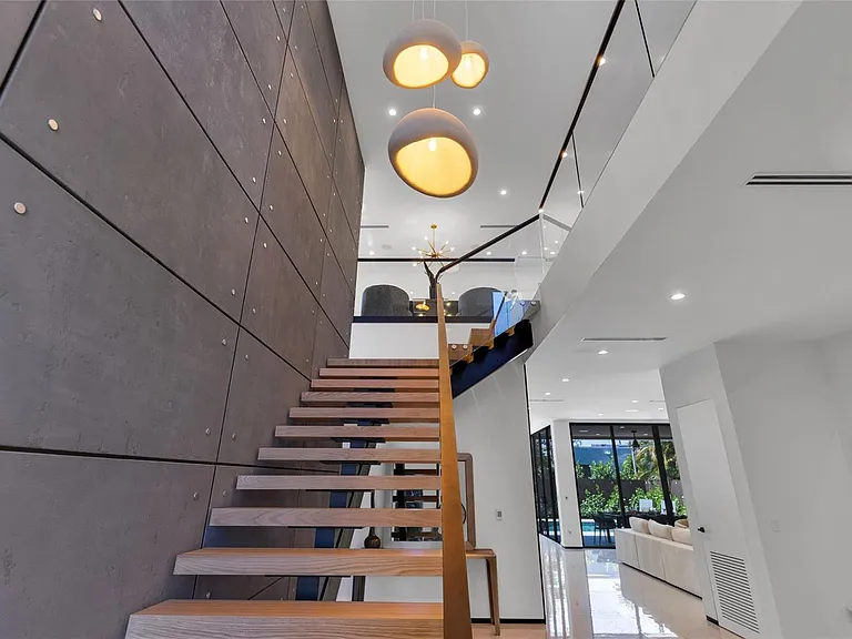 727 NE 17th Way — Photo 30