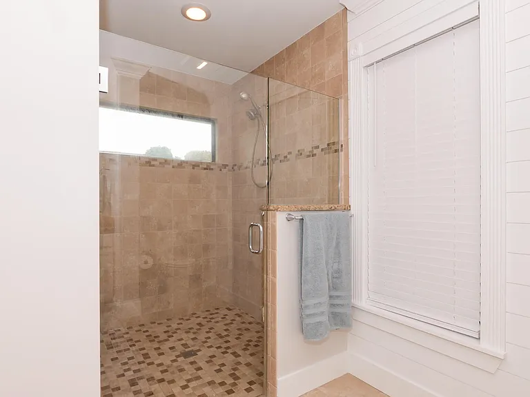 2411 NE Pinecrest Lakes Blvd — Photo 18