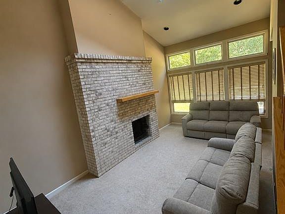 4th image of 244 Butternut Dr