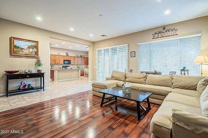 5 bed, 3056 sqft, $3,395 — Photo 4