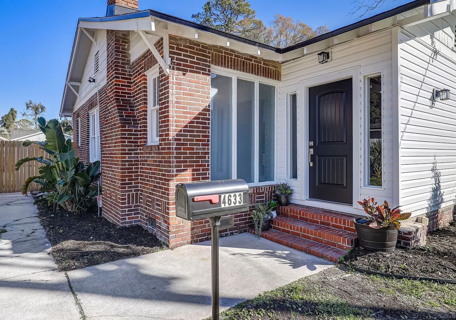 Charming, fully renovated 3-bedroom, 1-bathroom Murray Hill bungalow offering 1,134 square feet o... — Photo 3