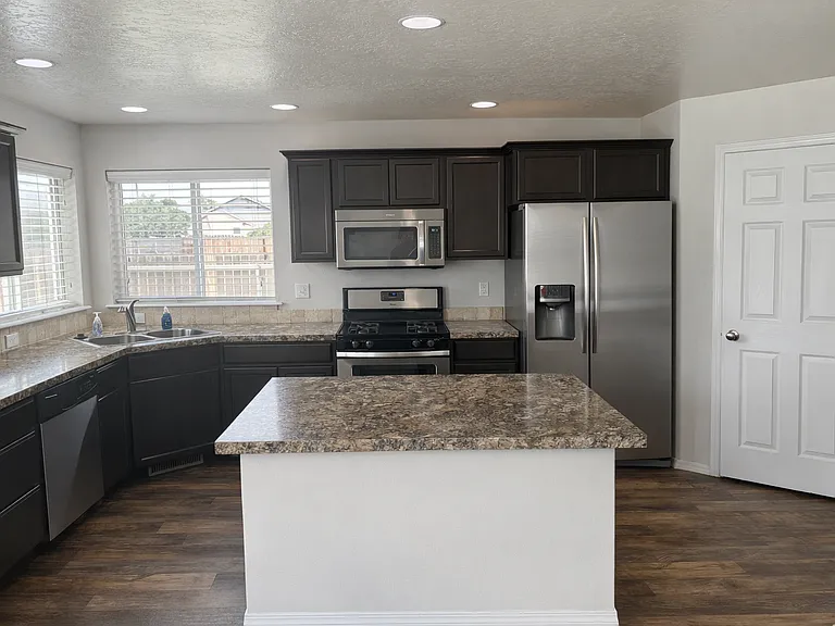645 SW Miner St — Photo 8