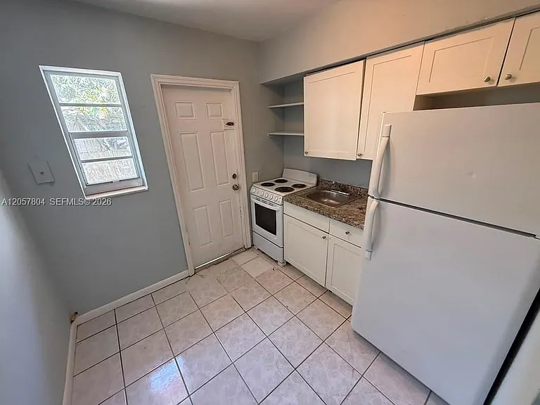 3129 SW 9th St #2 — Photo 3