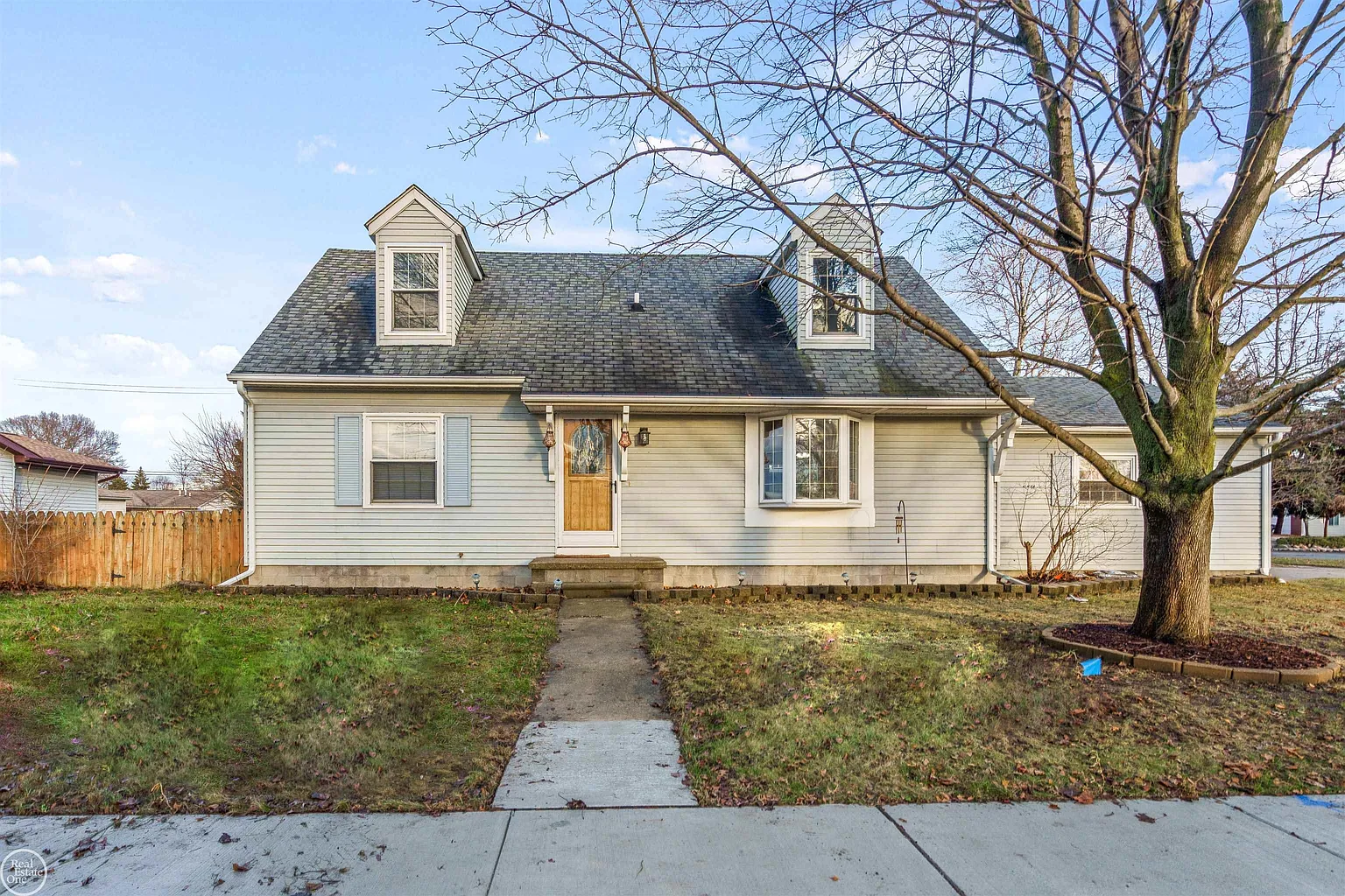 895 Saint Lawrence St photo 1