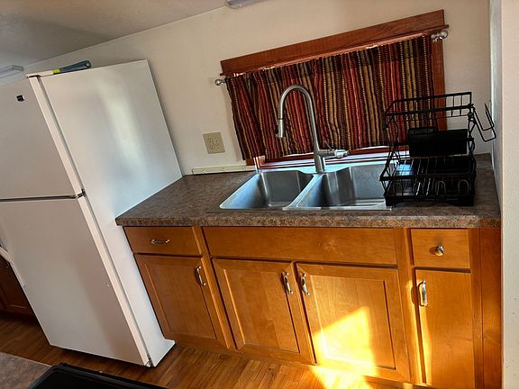 3rd image of 220 Evans Ave