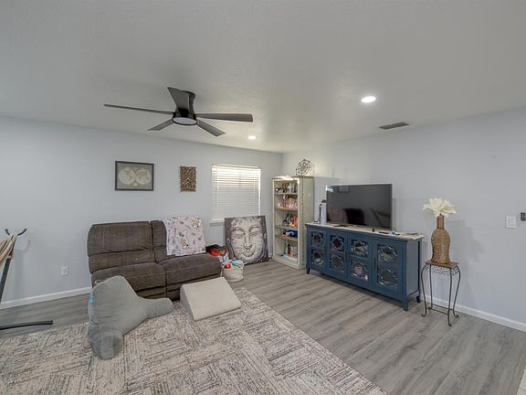 3rd image of 536 Red Robin Dr