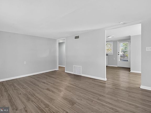 5th image of 208 Shenandoah Ave