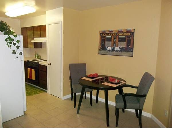 2nd image of 855 W Ashlan Ave APT 202