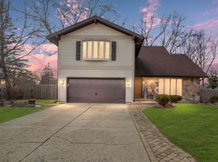 638 Tamarisk Ln, Crystal Lake, IL 60014