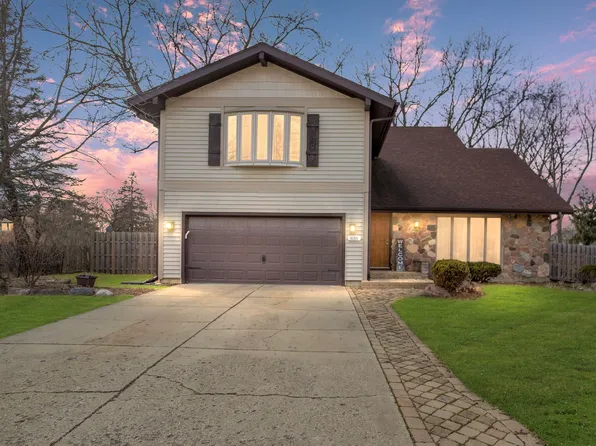 638 Tamarisk Ln, Crystal Lake, IL 60014