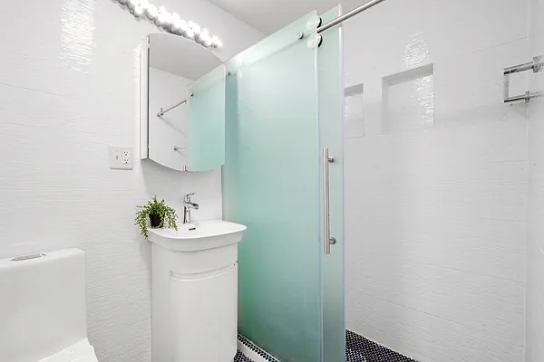 Rented by SLR REAL ESTATE | media 7