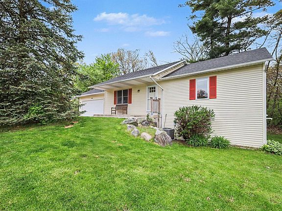 3rd image of 165 Hunters Trail Ct