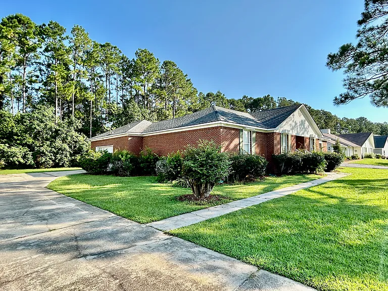 640 Wedgewood Dr — Photo 2