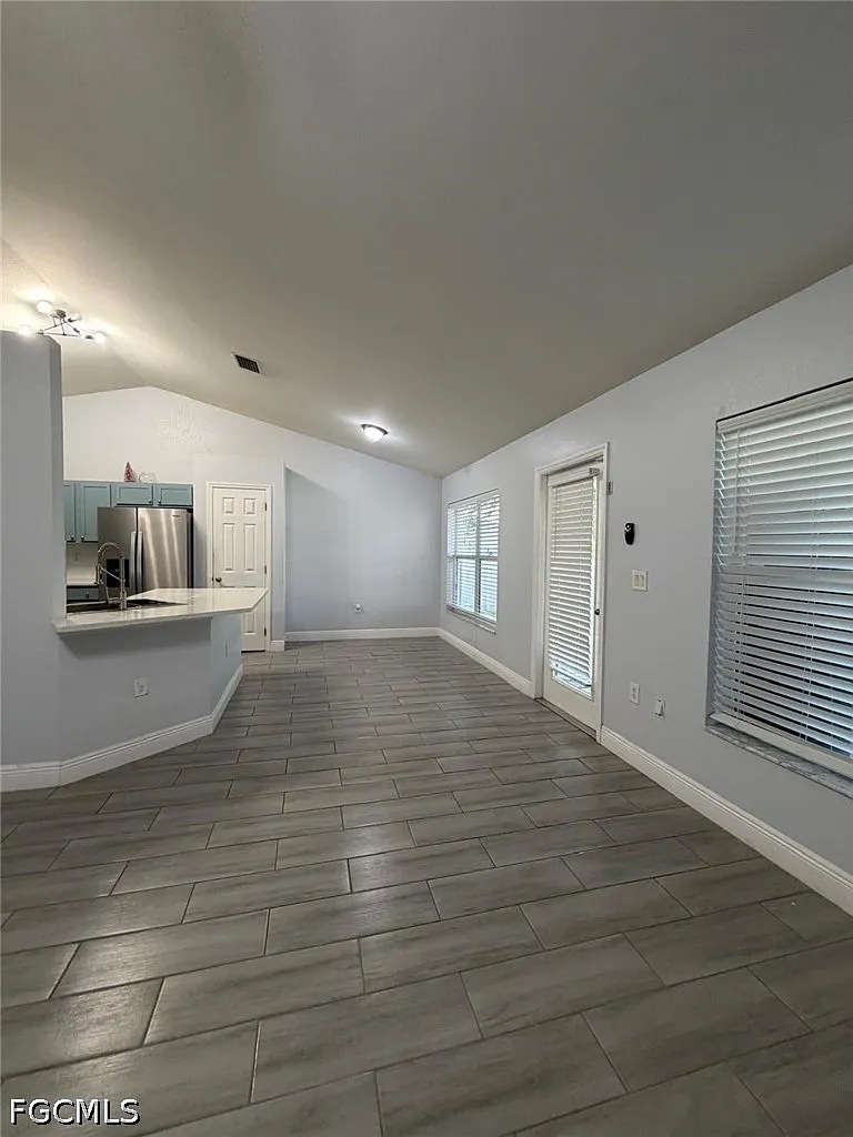 4 bed, 2.0 bath, 1858 sqft, $2,000 — Photo 3