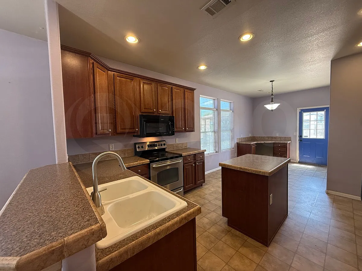 3 bed, 2.0 bath, 1792 sqft, $1,799 — Photo 2