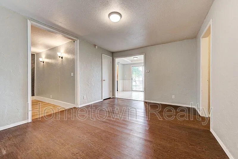 3 bed, 1.5 bath, 1291 sqft, $1,295 — Photo 4