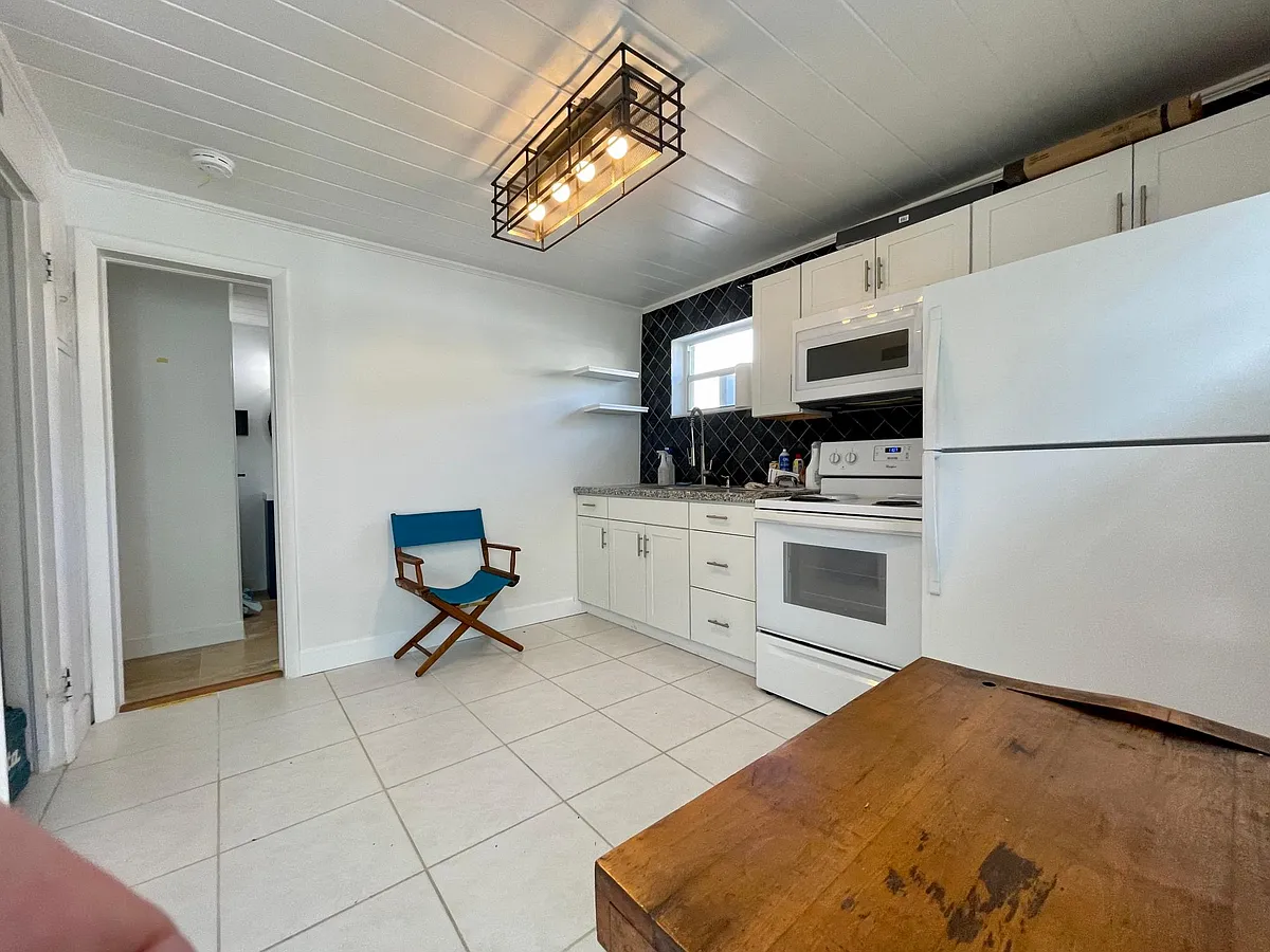 Huge eat in Kitchen - Manor Dr