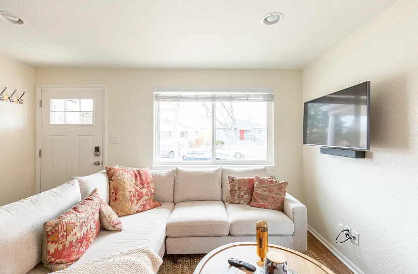 3 bed, 1.5 bath, 1020 sqft, $1,300 — Photo 2
