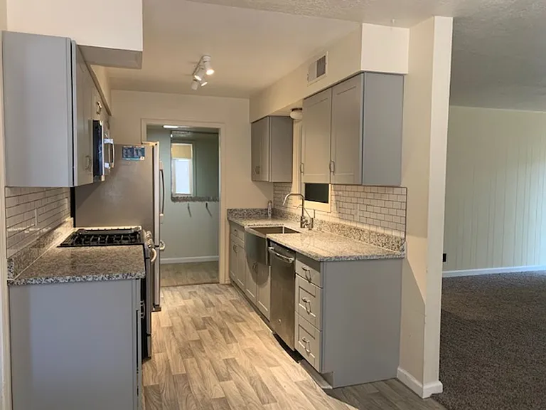 8513 Capulin Rd NE — Photo 3