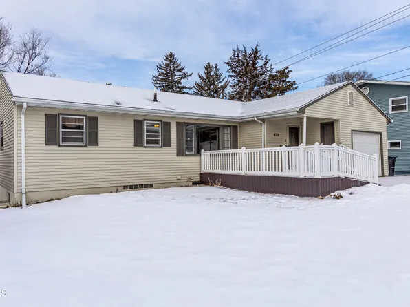 620 Crescent Ln, Bismarck, ND 58501