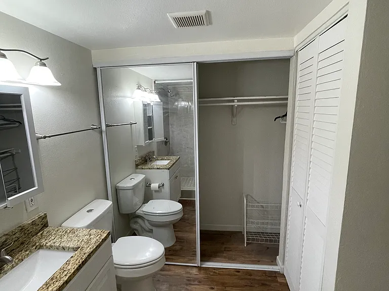 821 W Harwood Rd #D — Photo 10