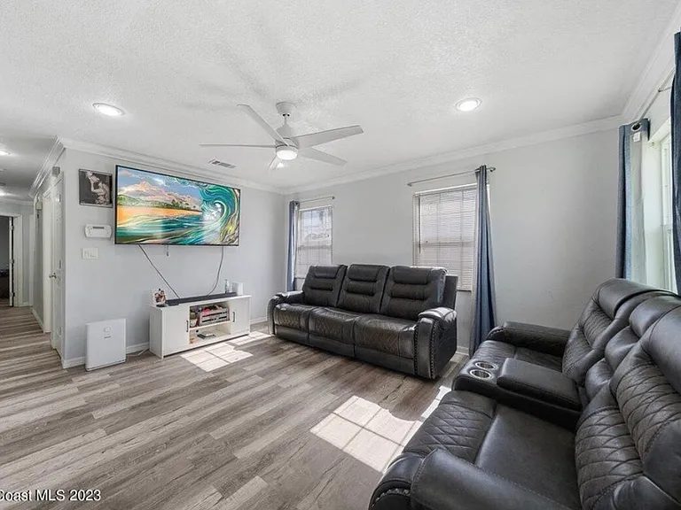 380 Maple Pl — Photo 3