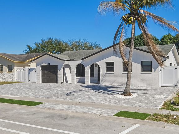 3rd image of 22390 SW 66th Avenue