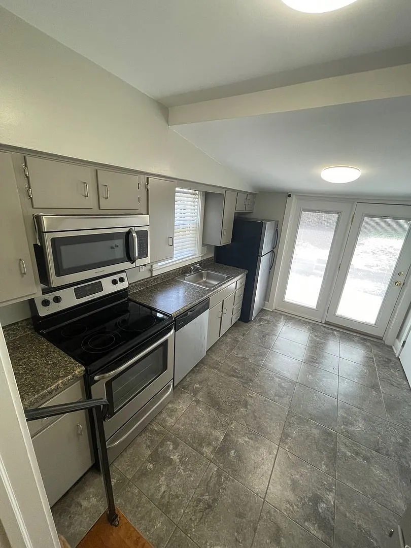 325 N. Avalon Road — Photo 4
