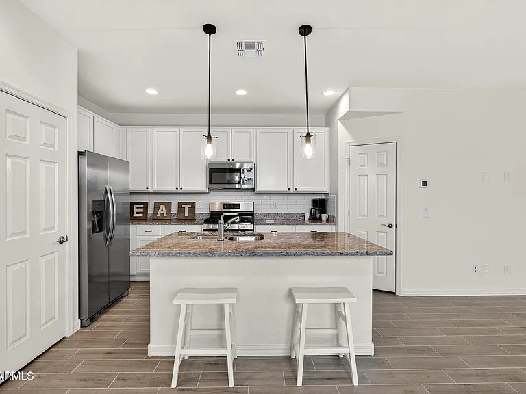 kitchen - breakfast bar