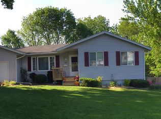 704 Colony Dr, Davenport, IA 52806
