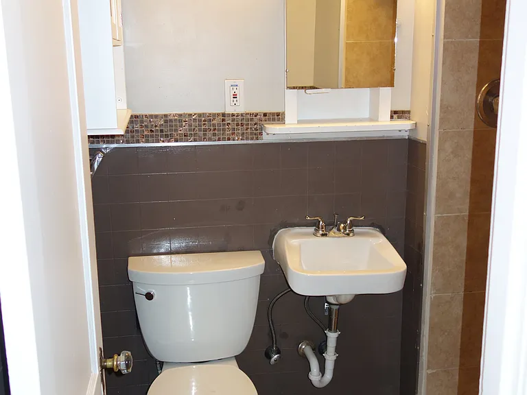 2312 Minor Ave E #C — Photo 8