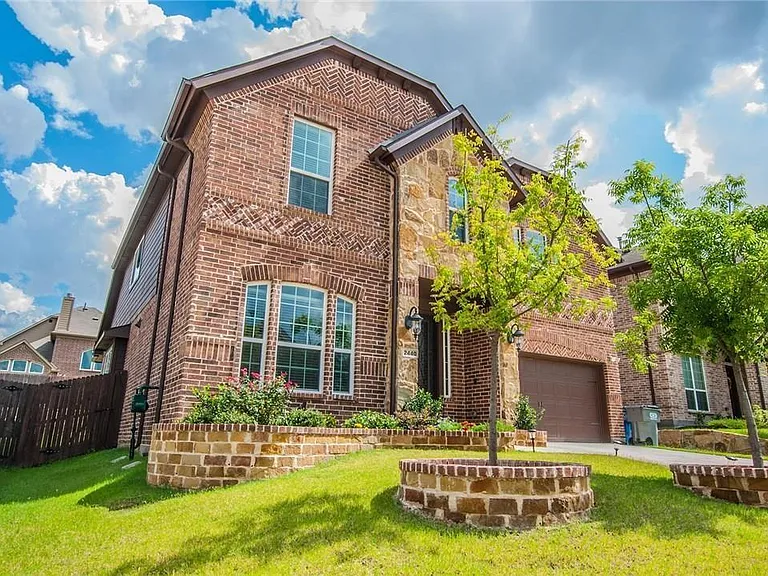 2440 Kingsgate Dr — Photo 2