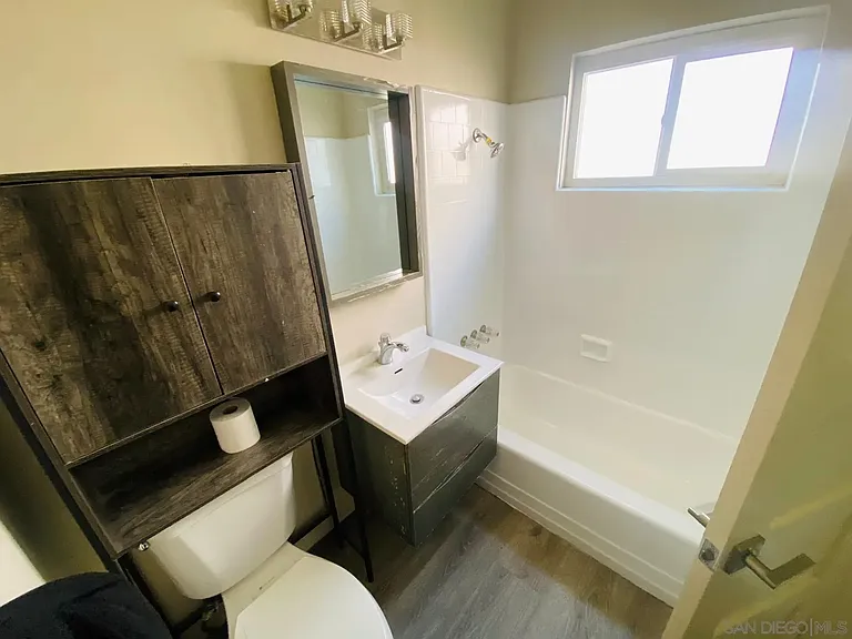 297 S Mollison Ave — Photo 8