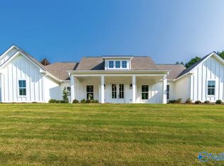 725 Corleone Cir, Guntersville, AL 35976