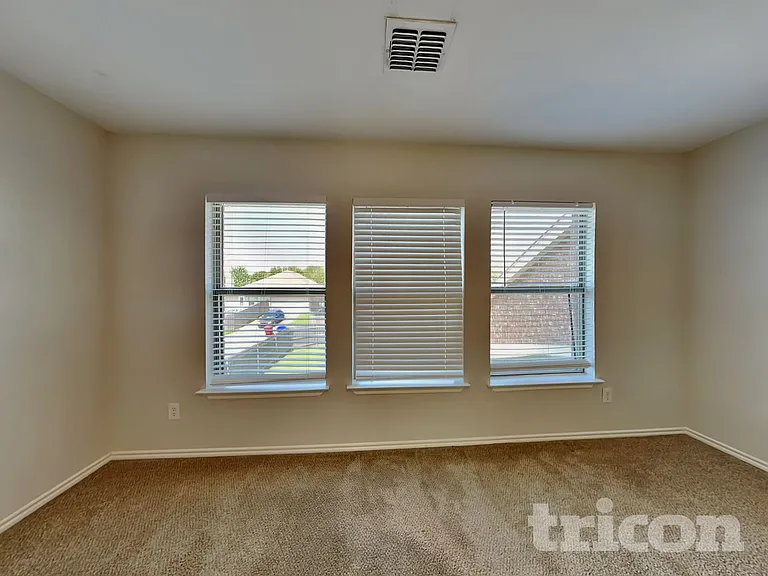 1525 Trent Dr — Photo 8