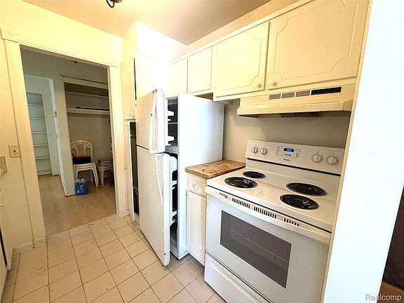 3rd image of 671 E Fox Hills Dr