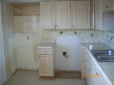 4th image of 301 NE 14th Ave APT 402