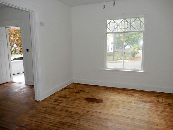 4th image of 39 Roosevelt Ave