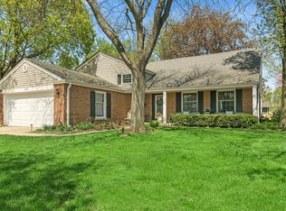 106 W Pickwick Rd, Arlington Heights, IL 60005