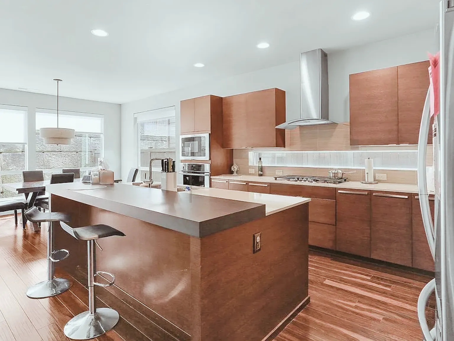 4 bed, 2.5 bath, 2725 sqft, $4,295 — Photo 4