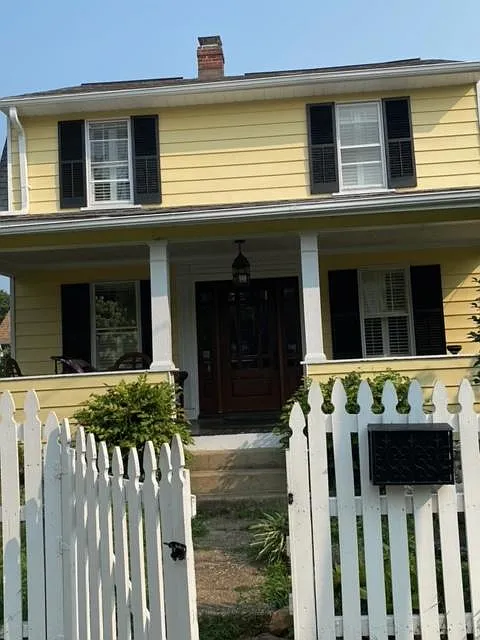 911 Monument Ave — Photo 2