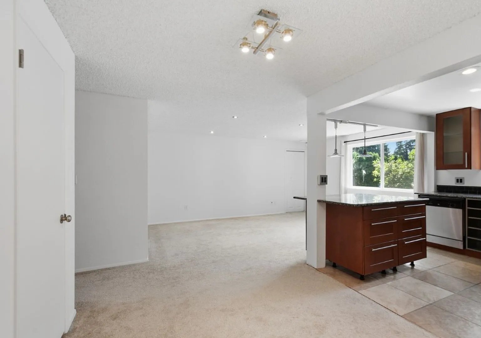 2Bd/1.5Ba Edmonds Condo — Photo 2